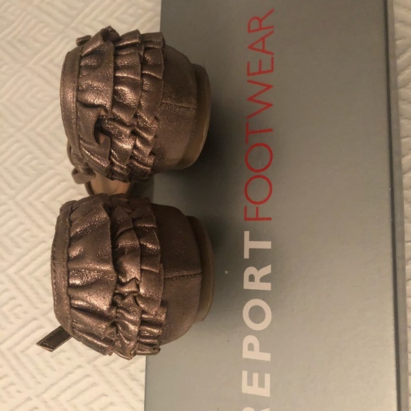 Pewter ruffle back sandals! - Picture 4 of 4